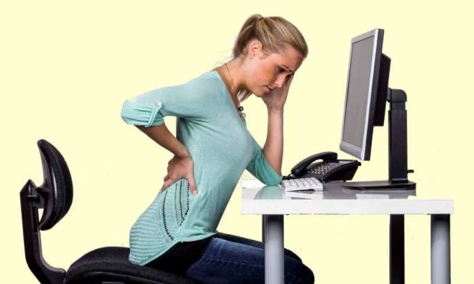 Nagtrabaho sa usa ka computer nga nagpadako sa osteochondrosis