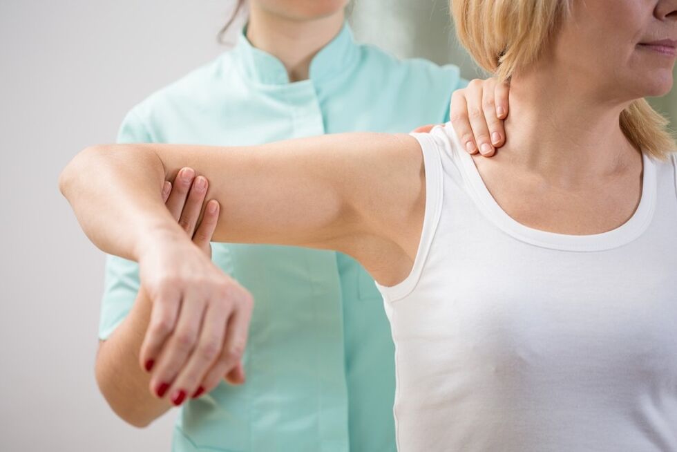 Pag-eksamin sa usa ka doktor nga adunay cervical osteochondrosis
